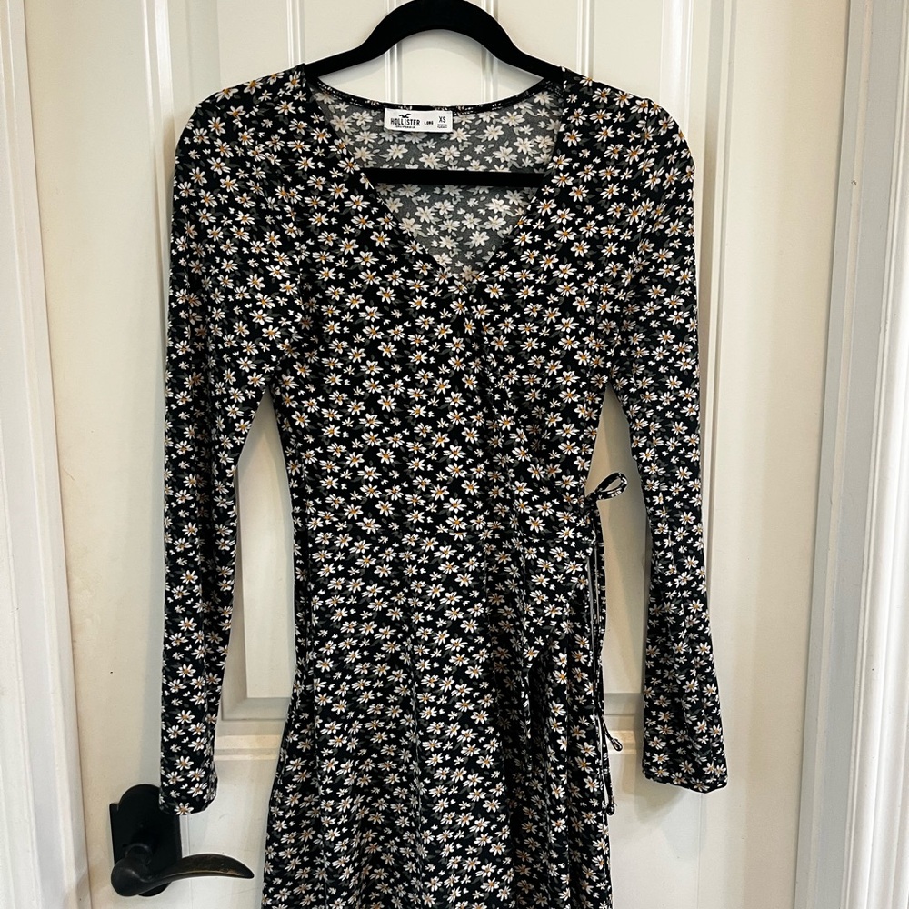 NWOT Hollister Floral Wrap Dress - Daisy Print